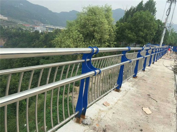 不銹鋼復合管護欄的特點及應用場景